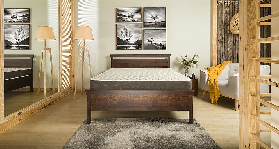 Sezione di un materasso memory foam che mostra lo strato in memory sopra la base di supporto in poliuretano