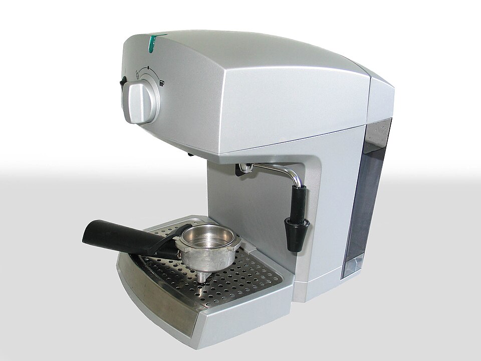 Macchina da caffè a cialde ESE che eroga un espresso con crema densa in una tazzina bianca