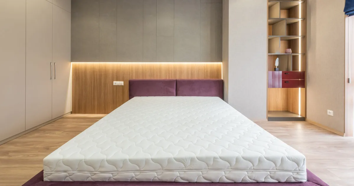 Materasso bianco trapuntato su un letto matrimoniale in una camera moderna
