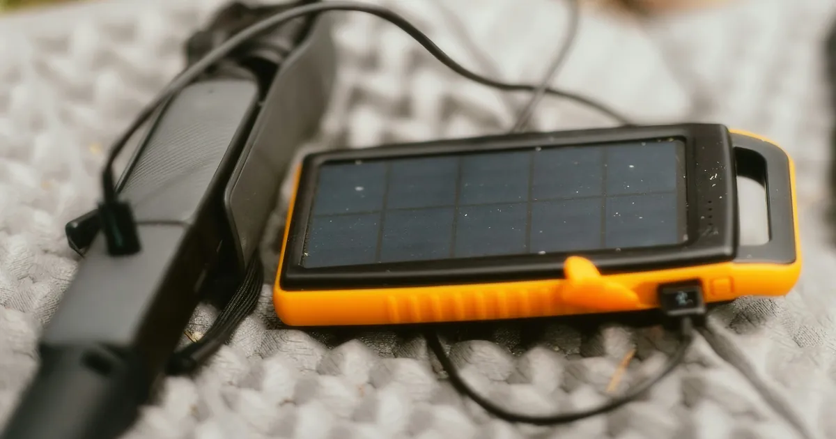 Batteria portatile con pannello solare su un materassino da campeggio